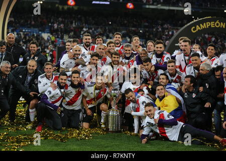 Madrid, Spanien. 09 Dez, 2018. Fußball: Copa Libertadores, Final, River Plate - Boca Juniors im Stadion Santiago Bernabeu. Die Spieler von River Plate jubeln, nachdem er das Spiel mit der Trophäe. Credit: Cezaro de Luca/dpa/Alamy leben Nachrichten Stockfoto