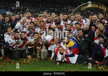 Madrid, Spanien. 09 Dez, 2018. Fußball: Copa Libertadores, Final, River Plate - Boca Juniors im Stadion Santiago Bernabeu. Die Spieler von River Plate jubeln, nachdem er das Spiel mit der Trophäe. Credit: Cezaro de Luca/dpa/Alamy leben Nachrichten Stockfoto