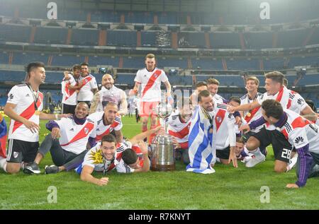 Madrid, Spanien. 16 Jan, 2018. Fußball: Copa Libertadores, Final, River Plate - Boca Juniors im Stadion Santiago Bernabeu. Spieler von River Plate feiern die Copa Libertadores, nach einem Sieg gegen Boca Juniors. Credit: Cézaro De Luca/dpa/Alamy leben Nachrichten Stockfoto