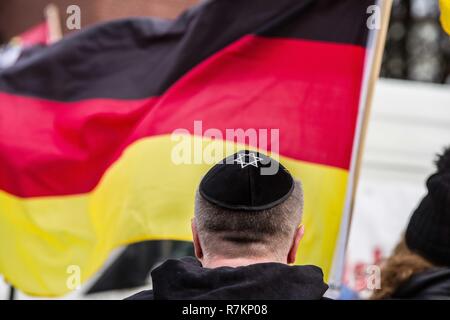 München, Bayern, Deutschland. 8 Dez, 2018. Eine Pegida Anhänger des jüdischen Glaubens besucht eine Kundgebung gegen Einwanderung und Migranten im Münchner Stadtteil Milberthofen. Pegida Dresden in München, die selbsternannten original Pegida, organisierte eine Kundgebung in der Stadt Milberthofen Bezirk vor der Dankeskirche (Dank Kirche) von München. Von Michael Stuerzenberger geleitet, der die Gruppe sammelte, gegen die Vereinten Nationen Migration Pakt. Den Dank der Kirche für seine harte Haltung gegen Rechts - Extremismus und half die Organisation einer Gegendemonstration gegen Pegida, die an über 150 überstieg ein Stockfoto