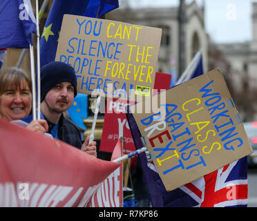 London, Großbritannien. 10 Dez, 2018. Die Demonstranten werden gesehen, Plakate während des Protestes. Anti-Brexit und Pro-Brexit Demonstranten gesehen werden außerhalb der Häuser des Parlaments als MPs protestieren, wird Ihre "ihrer Stimmen auf dem UK/EU-Entzug Vereinbarung am Dienstag, den 11. Dezember. Credit: Dinendra Haria/SOPA Images/ZUMA Draht/Alamy leben Nachrichten Stockfoto