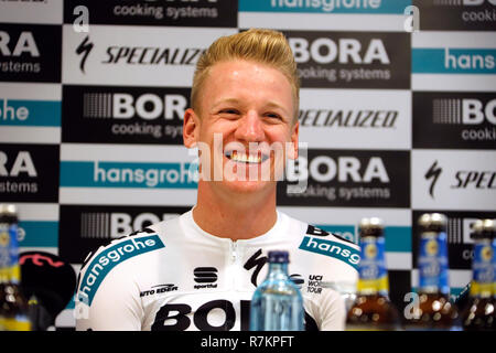 Palma de Mallorca, Spanien. 10 Dez, 2018. Radrennfahrer Emanuel Buchmann lacht während einer Pressekonferenz. Die deutschen Radrennsport stabile Bora - Hansgrohe das neue Trikot vorgestellt. Credit: Clara Margais/dpa/Alamy leben Nachrichten Stockfoto