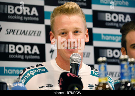 Palma de Mallorca, Spanien. 10 Dez, 2018. Radrennfahrer Emanuel Buchmann lacht während einer Pressekonferenz. Die deutschen Radrennsport stabile Bora - Hansgrohe das neue Trikot vorgestellt. Credit: Clara Margais/dpa/Alamy leben Nachrichten Stockfoto