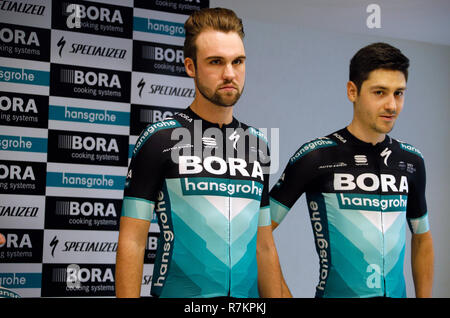 Palma de Mallorca, Spanien. 10 Dez, 2018. Die Radsportler Maximilian Schachmann und Emanuel Buchmann (r) während einer Pressekonferenz. Die deutschen Radrennsport stabile Bora - Hansgrohe das neue Trikot vorgestellt. Credit: Clara Margais/dpa/Alamy leben Nachrichten Stockfoto