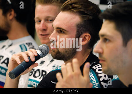 Palma de Mallorca, Spanien. 10 Dez, 2018. Radfahrer Maximilian Schachmann spricht während einer Pressekonferenz. Die deutschen Radrennsport stabile Bora - Hansgrohe das neue Trikot vorgestellt. Links Pascal Ackermann. Credit: Clara Margais/dpa/Alamy leben Nachrichten Stockfoto