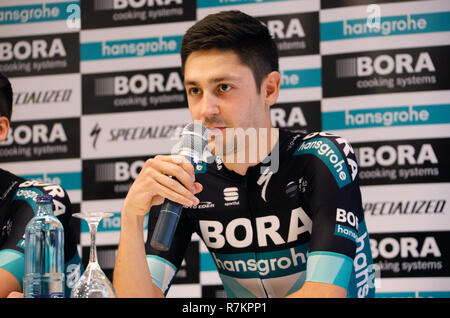 Palma de Mallorca, Spanien. 10 Dez, 2018. Radrennfahrer Emanuel Buchmann spricht während einer Pressekonferenz. Die deutschen Radrennsport stabile Bora - Hansgrohe das neue Trikot vorgestellt. Credit: Clara Margais/dpa/Alamy leben Nachrichten Stockfoto