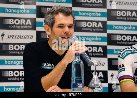 Palma de Mallorca, Spanien. 10 Dez, 2018. Teamchef Ralph Denk spricht während einer Pressekonferenz. Die deutschen Radrennsport stabile Bora - Hansgrohe das neue Trikot vorgestellt. Credit: Clara Margais/dpa/Alamy leben Nachrichten Stockfoto