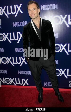 Los Angeles, CA, USA. 5 Dez, 2018. LOS ANGELES - Dez 5: Jude Law an der 'Vox Lux' Los Angeles Premiere am ArcLight Hollywood am 5. Dezember 2018 in Los Angeles, CA in der Ankunftshalle für VOX LUX Premiere ArcLight Hollywood, Los Angeles, CA 5. Dezember 2018. Credit: Priscilla Grant/Everett Collection/Alamy leben Nachrichten Stockfoto