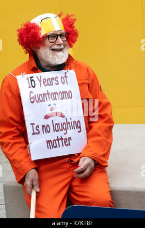 London, Großbritannien. 10. Dezember 2018. Eine Demonstrantin Gespräche mit Menschen auf der US-Botschaft in der letzten Hütte Guantanamo!" monatliche Protest von 2018 auf den 70. Jahrestag der Allgemeinen Erklärung der Menschenrechte (AEMR). Dies erklärte: "Niemand darf gefoltert oder grausamer, unmenschlicher oder erniedrigender Behandlung oder Strafe' und 'kann nicht willkürlich festgenommen, in Haft gehalten oder des Landes verwiesen werden." Guantánamo hat noch 40 Gefangenen, die gefoltert wurden und in unbefristete Inhaftierung ohne Gerichtsverfahren für fast 17 Jahre gehalten. Credit: Peter Marschall/Alamy leben Nachrichten Stockfoto