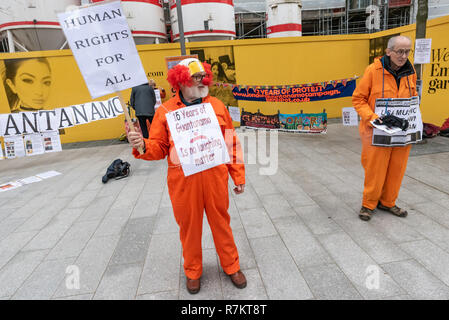 London, Großbritannien. 10. Dezember 2018. Die Demonstranten auf der US-Botschaft in der abschließenden's Hütte Guantanamo!" monatliche Protest von 2018 auf den 70. Jahrestag der Allgemeinen Erklärung der Menschenrechte (AEMR). Dies erklärte: "Niemand darf gefoltert oder grausamer, unmenschlicher oder erniedrigender Behandlung oder Strafe' und 'kann nicht willkürlich festgenommen, in Haft gehalten oder des Landes verwiesen werden." Guantánamo hat noch 40 Gefangenen, die gefoltert wurden und in unbefristete Inhaftierung ohne Gerichtsverfahren für fast 17 Jahre gehalten. Credit: Peter Marschall/Alamy leben Nachrichten Stockfoto