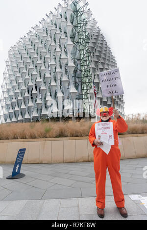 London, Großbritannien. 10. Dezember 2018. Ein Demonstrant steht vor der US-Botschaft in der abschließenden's Hütte Guantanamo!" monatliche Protest von 2018 auf den 70. Jahrestag der Allgemeinen Erklärung der Menschenrechte (AEMR). Dies erklärte: "Niemand darf gefoltert oder grausamer, unmenschlicher oder erniedrigender Behandlung oder Strafe' und 'kann nicht willkürlich festgenommen, in Haft gehalten oder des Landes verwiesen werden." Guantánamo hat noch 40 Gefangenen, die gefoltert wurden und in unbefristete Inhaftierung ohne Gerichtsverfahren für fast 17 Jahre gehalten. Credit: Peter Marschall/Alamy leben Nachrichten Stockfoto