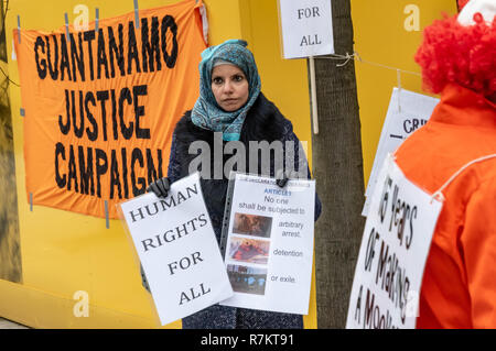 London, Großbritannien. 10. Dezember 2018. Die Demonstranten auf der US-Botschaft in der abschließenden's Hütte Guantanamo!" monatliche Protest von 2018 auf den 70. Jahrestag der Allgemeinen Erklärung der Menschenrechte (AEMR). Dies erklärte: "Niemand darf gefoltert oder grausamer, unmenschlicher oder erniedrigender Behandlung oder Strafe' und 'kann nicht willkürlich festgenommen, in Haft gehalten oder des Landes verwiesen werden." Guantánamo hat noch 40 Gefangenen, die gefoltert wurden und in unbefristete Inhaftierung ohne Gerichtsverfahren für fast 17 Jahre gehalten. Credit: Peter Marschall/Alamy leben Nachrichten Stockfoto