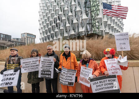 London, Großbritannien. 10. Dezember 2018. Die Demonstranten vor der US-Botschaft in der abschließenden's Hütte Guantanamo!" monatliche Protest von 2018 auf den 70. Jahrestag der Allgemeinen Erklärung der Menschenrechte (AEMR). Dies erklärte: "Niemand darf gefoltert oder grausamer, unmenschlicher oder erniedrigender Behandlung oder Strafe' und 'kann nicht willkürlich festgenommen, in Haft gehalten oder des Landes verwiesen werden." Guantánamo hat noch 40 Gefangenen, die gefoltert wurden und in unbefristete Inhaftierung ohne Gerichtsverfahren für fast 17 Jahre gehalten. Credit: Peter Marschall/Alamy leben Nachrichten Stockfoto