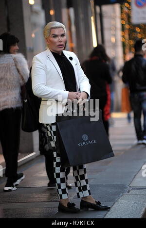 Mailand, Italien. 10. Dezember 2018. Rodrigo Alves Einkaufszentrum Rodrigo Alves, die "menschliche Ken", überrascht zu Fuß durch die Straßen der Innenstadt, während einige Einkäufe zu machen. Hier ist er, während er zu Besuch in der "Gucci" Boutique in der Via Montenapoleone, dann ein Auto kommt, die ihn zum Hotel zurück. Credit: Unabhängige Fotoagentur Srl/Alamy leben Nachrichten Stockfoto