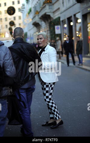 Mailand, Italien. 10. Dezember 2018. Rodrigo Alves Einkaufszentrum Rodrigo Alves, die "menschliche Ken", überrascht zu Fuß durch die Straßen der Innenstadt, während einige Einkäufe zu machen. Hier ist er, während er zu Besuch in der "Gucci" Boutique in der Via Montenapoleone, dann ein Auto kommt, die ihn zum Hotel zurück. Credit: Unabhängige Fotoagentur Srl/Alamy leben Nachrichten Stockfoto