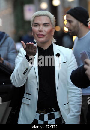 Mailand, Italien. 10. Dezember 2018. Rodrigo Alves Einkaufszentrum Rodrigo Alves, die "menschliche Ken", überrascht zu Fuß durch die Straßen der Innenstadt, während einige Einkäufe zu machen. Hier ist er, während er zu Besuch in der "Gucci" Boutique in der Via Montenapoleone, dann ein Auto kommt, die ihn zum Hotel zurück. Credit: Unabhängige Fotoagentur Srl/Alamy leben Nachrichten Stockfoto