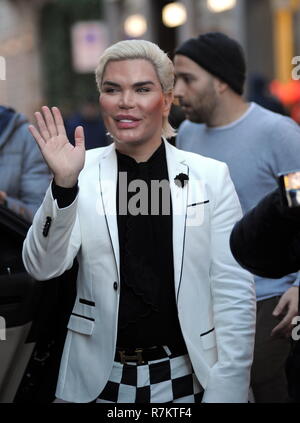 Mailand, Italien. 10. Dezember 2018. Rodrigo Alves Einkaufszentrum Rodrigo Alves, die "menschliche Ken", überrascht zu Fuß durch die Straßen der Innenstadt, während einige Einkäufe zu machen. Hier ist er, während er zu Besuch in der "Gucci" Boutique in der Via Montenapoleone, dann ein Auto kommt, die ihn zum Hotel zurück. Credit: Unabhängige Fotoagentur Srl/Alamy leben Nachrichten Stockfoto