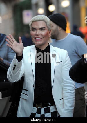 Mailand, Italien. 10. Dezember 2018. Rodrigo Alves Einkaufszentrum Rodrigo Alves, die "menschliche Ken", überrascht zu Fuß durch die Straßen der Innenstadt, während einige Einkäufe zu machen. Hier ist er, während er zu Besuch in der "Gucci" Boutique in der Via Montenapoleone, dann ein Auto kommt, die ihn zum Hotel zurück. Credit: Unabhängige Fotoagentur Srl/Alamy leben Nachrichten Stockfoto