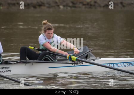 London, Großbritannien. 10. Dezember 2018. Boat Race-Studie VIIIs (achter) sind die einzige Möglichkeit, beiden Seiten haben den vollen Kurs Rennen von Putney zu Mortlake mit dem Rennen die Schiedsrichter, so liefern einen wichtigen Test für Ruderer und coxes gleichermaßen. Sie ermöglichen Coaching Teams die Progression und Potenzial zu analysieren und werden oft Einfluss auf die endgültige Auswahl der Besatzungen für die Blauen Boote. Der erste Versuch, Rennen der Achter wurde inszeniert von Oxford 153 Jahren 1859 und Cambridge trat der Tradition drei Jahre später im Jahr 1862. Dieses Jahr CUWBC beschlossen haben, ihre Besatzungen nach zwei Nobelpreis ausgezeichneten Frauen, Marie name Stockfoto