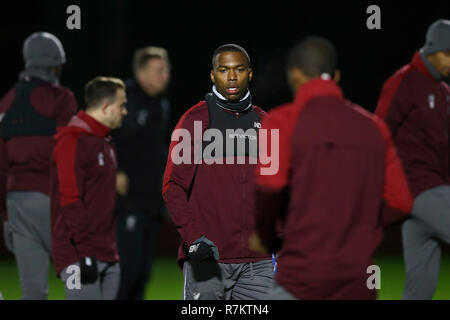 Liverpool, Großbritannien. 10. Dezember 2018. UEFA Champions League, Daniel Sturridge von Liverpool (C) an der Liverpool FC Team Training bei Melwood, Liverpool FC Trainingsplatz in Liverpool am Montag, den 10. Dezember 2018. Das Team Training vor der morgigen Match gegen Napoli. Dieses Bild dürfen nur für redaktionelle Zwecke verwendet werden. Nur die redaktionelle Nutzung, eine Lizenz für die gewerbliche Nutzung erforderlich. Keine Verwendung in Wetten, Spiele oder einer einzelnen Verein/Liga/player Publikationen. pic von Chris Stading/Andrew Orchard sport Fotografie/Alamy leben Nachrichten Stockfoto