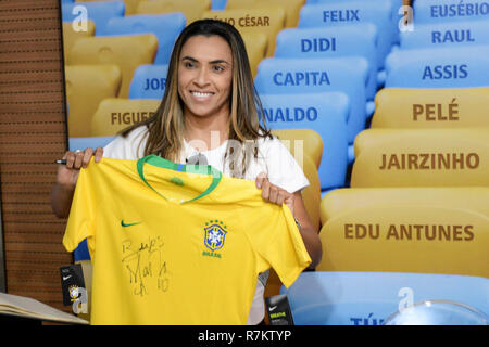 Rio De Janeiro, Brasilien. 10 Dez, 2018. Marta, gewählt, sechs Mal die besten Spieler der Welt macht die Aufzeichnung Ihrer Füße, die auf dem Bürgersteig der Stadion wird verewigt&#39; mir in Thn das Maracanã-Tour, das Museum des Stadions. Während des Maracanã Walk of Fame statt inacanã Dio, Rio de Janeiro, RJ. Credit: Celso Pupo/FotoArena/Alamy leben Nachrichten Stockfoto