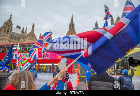 Westminster, London, Großbritannien. 10. Dezember, 2018. Anti und pro Brexit Brexit Aktivisten demonstrieren außerhalb der Häuser des Parlaments als PM Theresa May kündigt die Abstimmung über die Brexit beschäftigen Sie ausgehandelt wird verzögert. Credit: Malcolm Park/Alamy Leben Nachrichten. Stockfoto