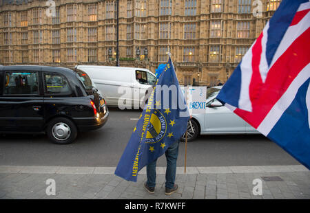 Westminster, London, Großbritannien. 10. Dezember, 2018. Anti und pro Brexit Brexit Aktivisten demonstrieren außerhalb der Häuser des Parlaments als PM Theresa May kündigt die Abstimmung über die Brexit beschäftigen Sie ausgehandelt wird verzögert. Credit: Malcolm Park/Alamy Leben Nachrichten. Stockfoto