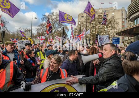 London, Großbritannien. 9 Dez, 2018. Tausende März aus Dorchester Hotel an Whitehall in London, um zu verlangen, dass es kein Verrat über Großbritanniens Austritt aus der Europäischen Union ist. Quelle: Lewis Inman/SOPA Images/ZUMA Draht/Alamy leben Nachrichten Stockfoto