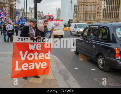 Westminster, London, Großbritannien. 10. Dezember, 2018. Anti und pro Brexit Brexit Aktivisten demonstrieren außerhalb der Häuser des Parlaments als PM Theresa May kündigt die Abstimmung über die Brexit beschäftigen Sie ausgehandelt wird verzögert. Credit: Malcolm Park/Alamy Leben Nachrichten. Stockfoto