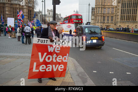 Westminster, London, Großbritannien. 10. Dezember, 2018. Anti und pro Brexit Brexit Aktivisten demonstrieren außerhalb der Häuser des Parlaments als PM Theresa May kündigt die Abstimmung über die Brexit beschäftigen Sie ausgehandelt wird verzögert. Credit: Malcolm Park/Alamy Leben Nachrichten. Stockfoto