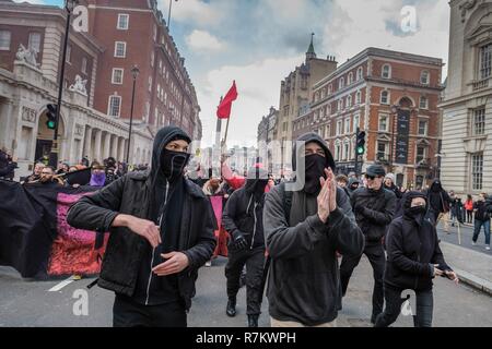 London, Großbritannien. 9 Dez, 2018. Anti Brexit demonstrant gesehen, die sich beim Marschieren auf der Straße. Anti Brexit Demonstranten eine Protestaktion gegen die pro Brexit Verrat März von Marching in Central London, während Tausende von The Dorchester Hotel an Whitehall in London zogen, um zu verlangen, dass es kein Verrat über Großbritanniens Austritt aus der Europäischen Union wird gehostet. Quelle: Lewis Inman/SOPA Images/ZUMA Draht/Alamy leben Nachrichten Stockfoto