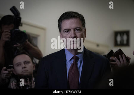 Washington, District of Columbia, USA. 7 Dez, 2018. FBI-Direktor JAMES COMEY spricht mit Reportern nach einem geschlossenen Haus hören, 7. Dezember 2018 Credit: Douglas Christian/ZUMA Draht/Alamy leben Nachrichten Stockfoto