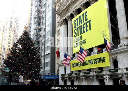 New York City, New York, USA. 10 Dez, 2018. Die berühmte 4-Fuß hohe Bronzestatue des trotzigen jungen Mädchen starrte der Wall Street "Laden Bulle'' hat ein neues zu Hause vor der New York Stock Exchange am 10. Dezember 2018 gefunden. Ursprünglich installiert zu fördern Unternehmen mehr Frauen auf ihren Brettern, die diminutive Statue wurde ein beliebtes Symbol des Empowerment von Frauen. Das Kunstwerk wurde erstmals am Broadway im März 2017 installiert. Credit: G. Ronald Lopez/ZUMA Draht/Alamy leben Nachrichten Stockfoto