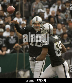 Oakland, Kalifornien, USA. 2. Dez 2007. Oakland Raiders Quarterback Josh McCown #12 macht am Sonntag zum breiten Empfänger Ronald Curry #89 Pass, 2. Dezember 2007, bei Oakland-Alameda County Coliseum in Oakland, Kalifornien. Die Räuber besiegt die Broncos 34-20. Credit: Al Golub/ZUMA Draht/Alamy leben Nachrichten Stockfoto