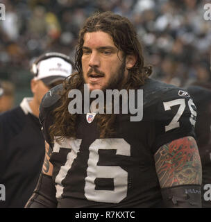 Oakland, Kalifornien, USA. 2. Dez 2007. Oakland Raiders beleidigender Gerät Robert Galerie #76 am Sonntag, 2. Dezember 2007, bei Oakland-Alameda County Coliseum in Oakland, Kalifornien. Die Räuber besiegt die Broncos 34-20. Credit: Al Golub/ZUMA Draht/Alamy leben Nachrichten Stockfoto