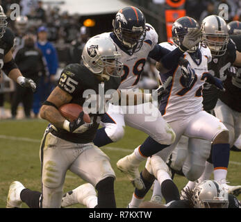 Oakland, Kalifornien, USA. 2. Dez 2007. Oakland Raiders zurück läuft Justin Fargas #25 der Ball lief den ganzen Tag am Sonntag, 2. Dezember 2007, bei Oakland-Alameda County Coliseum in Oakland, Kalifornien. Die Räuber besiegt die Broncos 34-20. Credit: Al Golub/ZUMA Draht/Alamy leben Nachrichten Stockfoto
