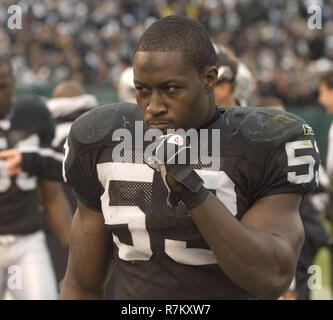 Oakland, Kalifornien, USA. 2. Dez 2007. Oakland Raiders linebacker Thomas Howard #53 am Sonntag, 2. Dezember 2007, bei Oakland-Alameda County Coliseum in Oakland, Kalifornien. Die Räuber besiegt die Broncos 34-20. Credit: Al Golub/ZUMA Draht/Alamy leben Nachrichten Stockfoto