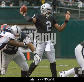 Oakland, Kalifornien, USA. 2. Dez 2007. Oakland Raiders quarterback JaMarcus Russell #2 Pass während des Spiels am Sonntag, Dezember 2, 2007, um Oakland-Alameda County Coliseum in Oakland, Kalifornien. Die Räuber besiegt die Broncos 34-20. Credit: Al Golub/ZUMA Draht/Alamy leben Nachrichten Stockfoto