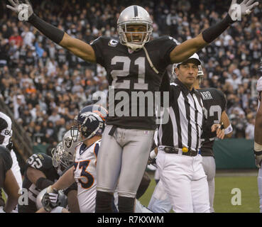 Oakland, Kalifornien, USA. 2. Dez 2007. Oakland Raiders cornerback Nnamdi Asomugha #21 Fumble feiert am Sonntag, 2. Dezember 2007, bei Oakland-Alameda County Coliseum in Oakland, Kalifornien. Die Räuber besiegt die Broncos 34-20. Credit: Al Golub/ZUMA Draht/Alamy leben Nachrichten Stockfoto