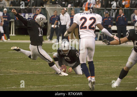 Oakland, Kalifornien, USA. 2. Dez 2007. Mit punter Shane Lechler #9 holding Oakland Raiders PK Sebastian Janikowski #11 macht Field Goal am Sonntag, 2. Dezember 2007, bei Oakland-Alameda County Coliseum in Oakland, Kalifornien. Die Räuber besiegt die Broncos 34-20. Credit: Al Golub/ZUMA Draht/Alamy leben Nachrichten Stockfoto