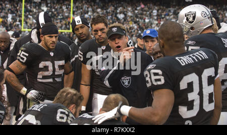 Oakland, Kalifornien, USA. 2. Dez 2007. Trainer Lane Kiffin gibt Handlung was für während des Spiels am Sonntag, 2. Dezember 2007, bei Oakland-Alameda County Coliseum in Oakland, Kalifornien. Die Räuber besiegt die Broncos 34-20. Credit: Al Golub/ZUMA Draht/Alamy leben Nachrichten Stockfoto