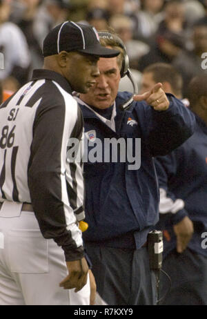 Oakland, Kalifornien, USA. 2. Dez 2007. Denver Coach Mike Shanahan Vorträge am Sonntag zu ref, 2. Dezember 2007, bei Oakland-Alameda County Coliseum in Oakland, Kalifornien. Die Räuber besiegt die Broncos 34-20. Credit: Al Golub/ZUMA Draht/Alamy leben Nachrichten Stockfoto