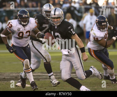 Oakland, Kalifornien, USA. 11 Nov, 2007. Oakland Raiders Quarterback Josh McCown #12 unter dem Druck der Chicago Bears defensive Ende Adewale Ogunleye #93 und defensiver Darwin Walker #99 am Sonntag, 11. November 2007, bei Oakland-Alameda County Coliseum in Oakland, Kalifornien. Die Bären besiegt die Räuber 17-6. Credit: Al Golub/ZUMA Draht/Alamy leben Nachrichten Stockfoto