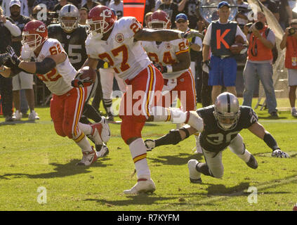 Oakland, Kalifornien, USA. 21 Okt, 2007. Kansas City Chiefs Larry Johnson zurück laufen #27 springt über Oakland Raiders Sicherheit Stuart Schweigert #30 am Sonntag, den 21. Oktober 2007, bei Oakland-Alameda County Coliseum in Oakland, Kalifornien. Die Leiter besiegt die Räuber 12-10. Credit: Al Golub/ZUMA Draht/Alamy leben Nachrichten Stockfoto