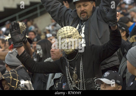 Oakland, Kalifornien, USA. 16 Dez, 2007. Raider Fans von dem Schwarzen Loch am Sonntag, den 16. Dezember 2007 An Oakland-Alameda County Coliseum in Oakland, Kalifornien. Die Colts besiegt die Räuber 21-14. Credit: Al Golub/ZUMA Draht/Alamy leben Nachrichten Stockfoto
