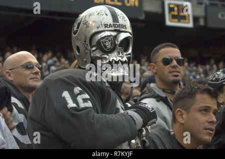 Oakland, Kalifornien, USA. 16 Dez, 2007. Raider Fans von dem Schwarzen Loch am Sonntag, den 16. Dezember 2007 An Oakland-Alameda County Coliseum in Oakland, Kalifornien. Die Colts besiegt die Räuber 21-14. Credit: Al Golub/ZUMA Draht/Alamy leben Nachrichten Stockfoto