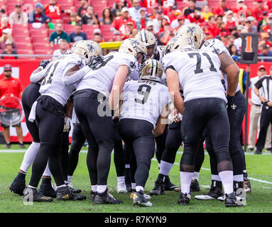 Tampa, Florida, USA. 09 Dez, 2018. New Orleans Saints Quarterback Drew Brees (9) ruft eine Spiel in der Unordnung im Spiel zwischen den New Orleans Saints und die Tampa Bay Buccaneers bei Raymond James Stadium in Tampa, Florida. Saints Gewinnen 28-14. Del Mecum/CSM/Alamy leben Nachrichten Stockfoto