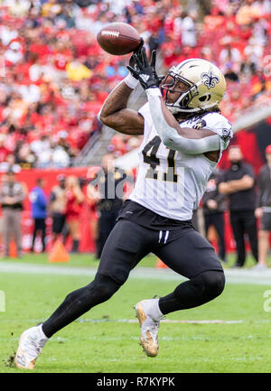 Tampa, Florida, USA. 09 Dez, 2018. New Orleans Saints zurück laufen Alvin Kamara (41) während des Spiels zwischen der New Orleans Saints und die Tampa Bay Buccaneers bei Raymond James Stadium in Tampa, Florida. Saints Gewinnen 28-14. Del Mecum/CSM/Alamy leben Nachrichten Stockfoto