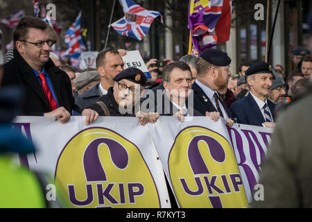 London, Großbritannien. 9. Dezember, 2018. Brexit Verrat Protestmarsch. Tausende von pro-Brexit Unterstützer melden Sie eine Masse März organisiert und von der UKIP leader Gerard Batten (dargestellt) und ernannte Berater Tommy Robinson in Reaktion auf das Angebot von Theresa May vermittelt mit der Europäischen Kommission geführt. Marsch von Park Lane in Richtung der südlichen Ende von Whitehall über Parliament Square, Hunderte von Polizisten in Kampfausrüstung und Einheiten der berittenen Polizei wurden bereitgestellt, um zu halten. Credit: Guy Corbishley/Alamy leben Nachrichten Stockfoto