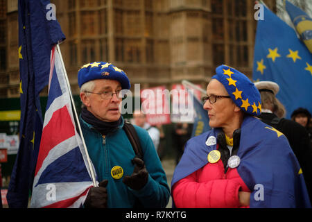 Westminster, London, Großbritannien. 10. Dezember 2018, Westminster, London. Beide Anti und Pro Brexit Anhänger protestierten außerhalb des Parlaments während Theresa kann die Nachricht, daß die Abstimmung über Brexit abgebrochen wurde geliefert. Quelle: Thomas Bowles/Alamy leben Nachrichten Stockfoto